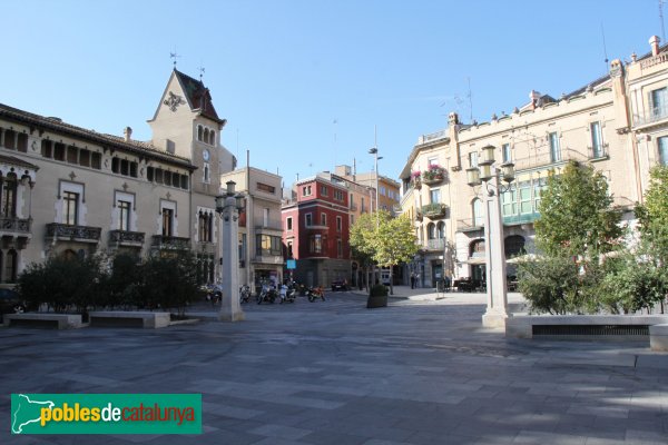 Figueres - Inici de la Rambla, amb la casa Cusí