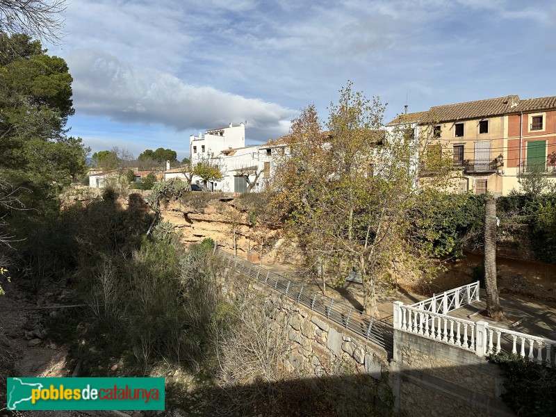 La Galera - Capella de Sant Vicenç Ferrer. Espai enjardinat, amb el pou