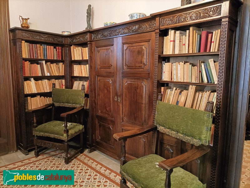 Girona - Casa Masó. Biblioteca. Prestatgeria dissenyada per Bartomeu Llongueras