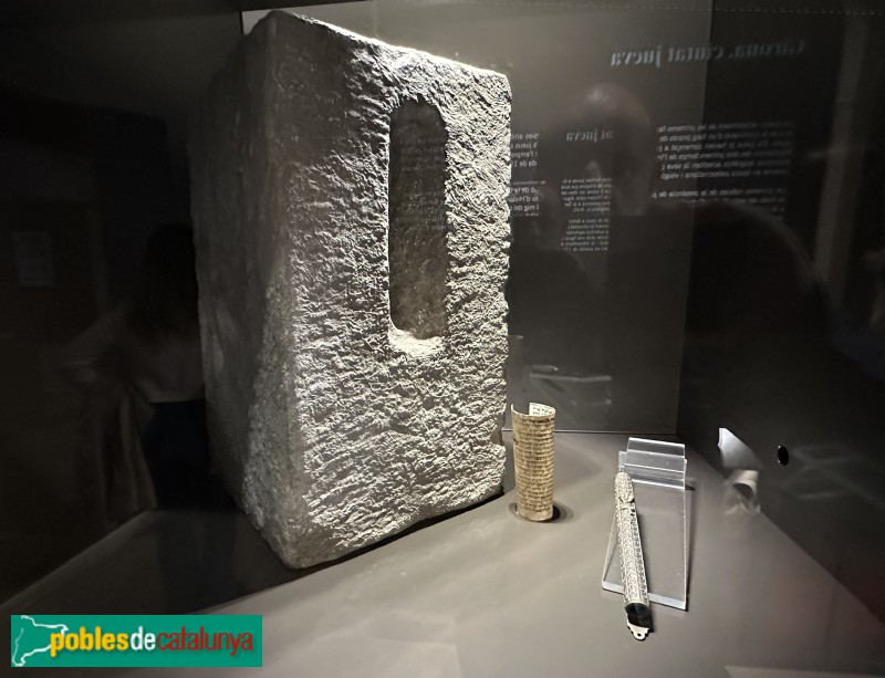 ‏Girona - Museu d'Història dels Jueus. Pedra per a mezuzà (reproducció)