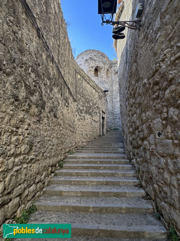 Girona - Carrer de l'Escola Pia i Torre Vescomtal