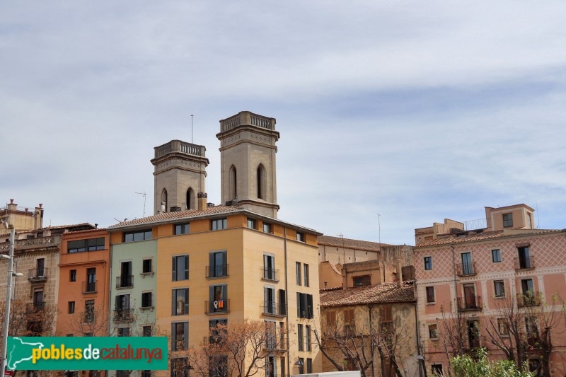 Girona - Campanars de l'església del Sagrat Cor, sobre les cases