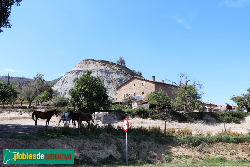 Tona - Vilamajor, amb el turó on hi ha les restes de la domus