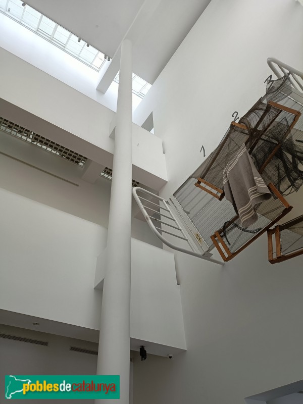 Barcelona - Edifici MACBA. Escultura Rinzen, d'Antoni Tàpies, 1992-93