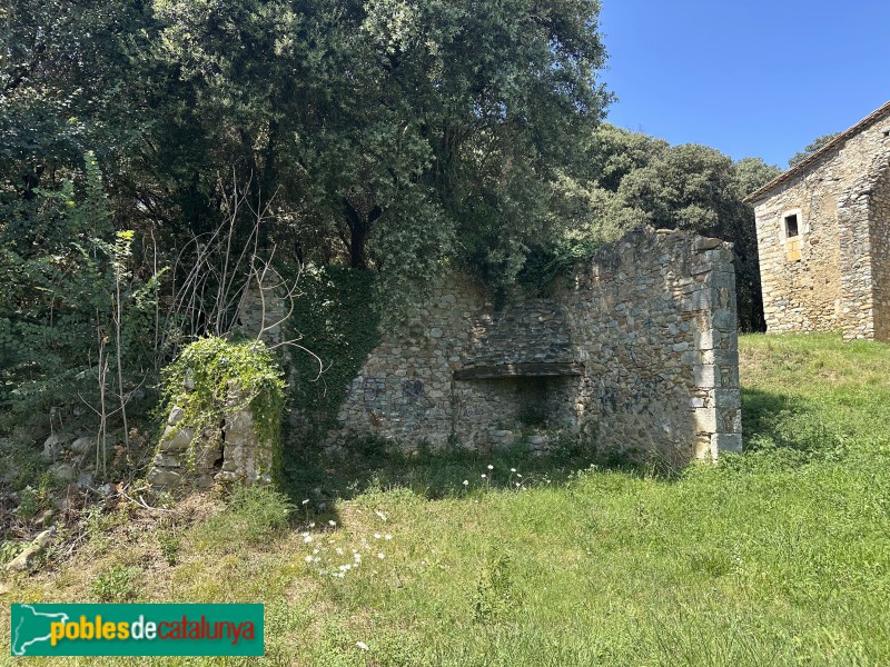 Bescanó - Torre Ferrana. Ruïnes al costat del mas