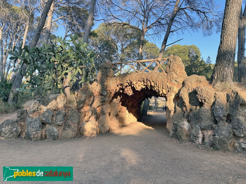 Cambrils - Parc Samà. Pont de rocalla