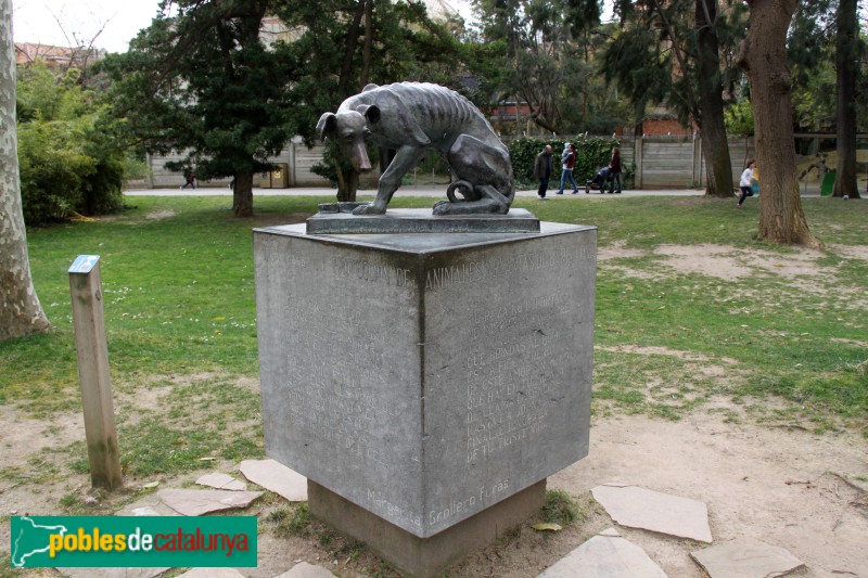 Barcelona - Parc de la Ciutadella. Gos abandonat