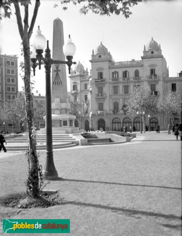 Reus - Edifici de la Caixa de Pensions, amb un monument franquista