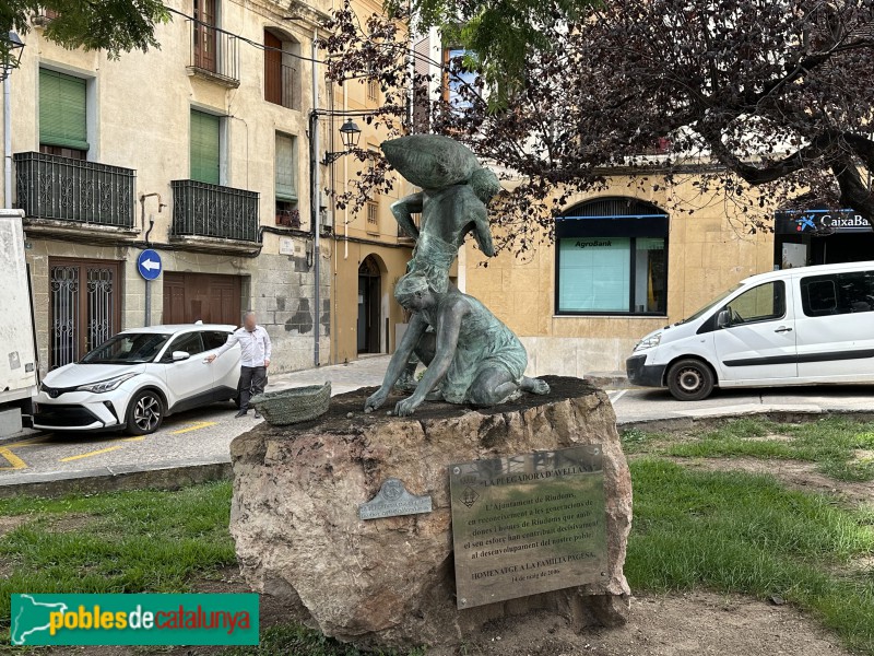 Riudoms - Escultura <i>La plegadora d'avellanes</i>